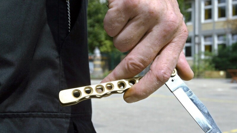 Ein 51-jähriger Mann hat am Dienstagnachmittag in Straubing einen Busfahrer mit einem Messer bedroht. (Symbolbild)