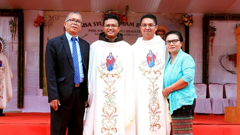 Pater Altus Jebada (2. von rechts) nach der Primiz seines Bruders Faris am 19. Juli 2019 zusammen mit den Eltern.