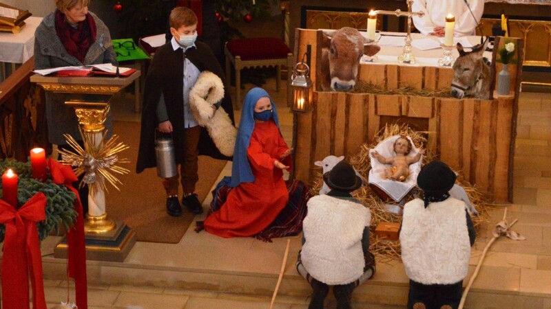 Besonders anschaulich spielten die Oberaichbacher Kinder begeistert die Geschichte der Heiligen Nacht nach.