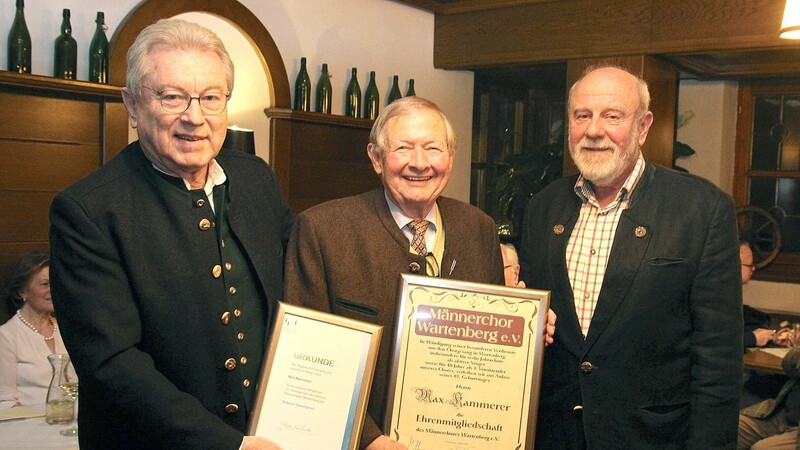 Kassier Otto Klug (l.) und zweiter Vorsitzender Manfred Graf (r.) mit dem neuen Ehrenmitglied Max Kammerer.
