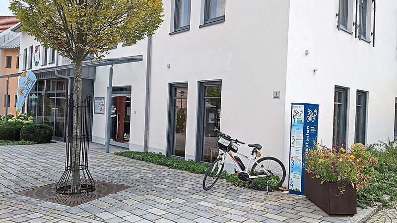 Die E-Bike-Ladestation am Rathausplatz in Zandt.