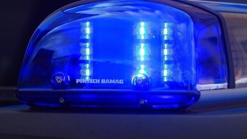 Das Blaulicht eines Funkstreifenwagens blinkt im Einsatz. (Symbolbild)