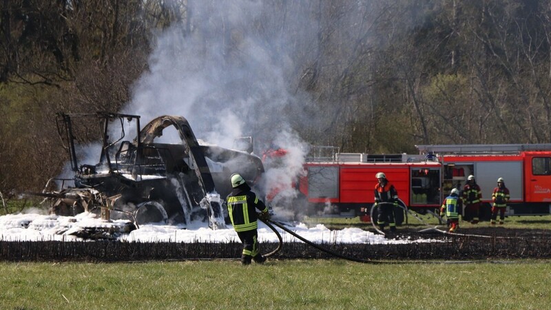Bei Mooshäusln nahe Zustorf (VG Wartenberg, Landkreis Erding) brannte ein Schilfhäcksler. Dadurch brannte auch das Feld.