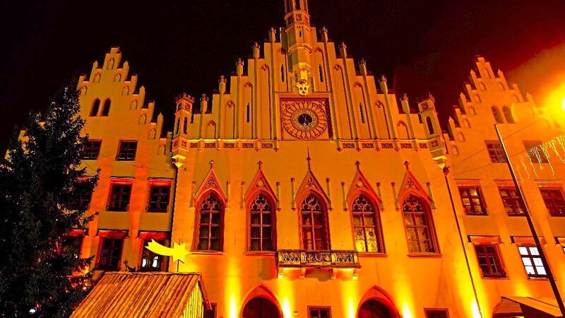 Orange wird das Rathaus auch an diesem Donnerstag beleuchtet - als Zeichen gegen Gewalt.