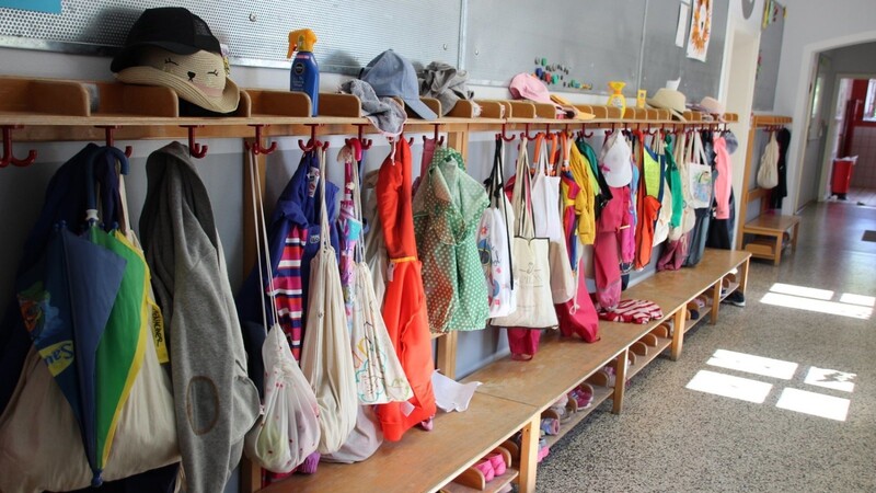 Die Garderoben sind voll: Seit 1. Juli dürfen in Bayern alle Kinder wieder den Kindergarten oder die Krippe besuchen.