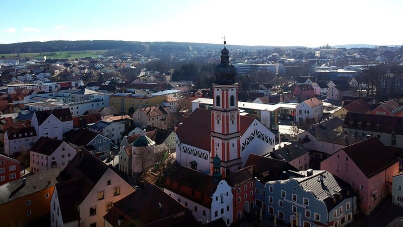 Im Mittelpunkt das Wahrzeichen der Stadt: der Kirchturm. Er misst 48 Meter und wurde im Jahr 1758 vollendet. Im Vordergrund befindet sich das Alte Rathaus, erbaut um 1634. Hinter der Kirche liegt das Rathaus, weiter oben die Konrad-Adenauer-Realschule.