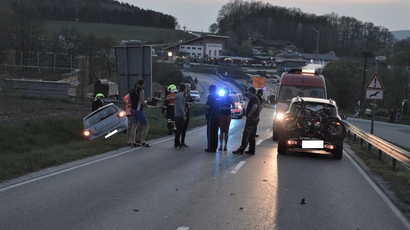 Bei Eschlkam ist es am Sonntagabend zu einem Verkehrsunfall gekommen.