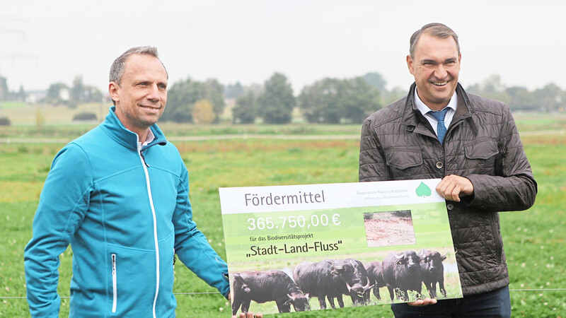 Umweltminister Thorsten Glauber übergab am Mittwochvormittag symbolisch die Fördermittel für das Biodiversitätsprojekt "Stadt-Land-Fluss - Naturschutz und Landwirtschaft Hand in Hand für Rottenburg a. d. Laaber" an Bürgermeister Alfred Holzner.