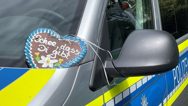 Dieses Lebkuchenherz bekam die Straubinger Polizei von einem Unbekannten geschenkt, der offenbar mit ihrer Arbeit zufrieden war.