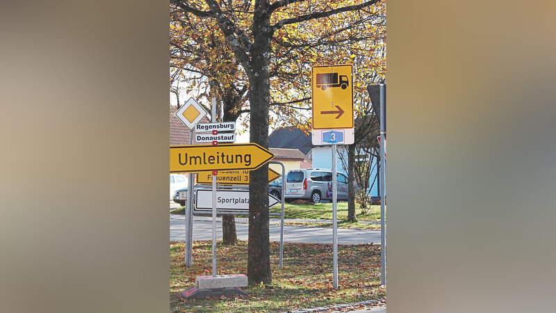 Neben der baubedingten Umleitung von Bruckbach führt neuerdings auch die Umleitung des Schwerlastverkehrs von der A 3 von Wörth über Falkenstein und Brennberg nach Wiesent. Der Gemeinderat Brennberg zweifelt an der Sinnhaftigkeit dessen.