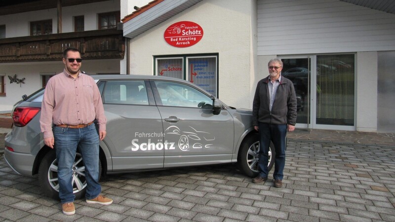 Juniorchef Patrick Braunersreuther und Senior Heinz Schötz vor der neuen Filiale in Arrach.
