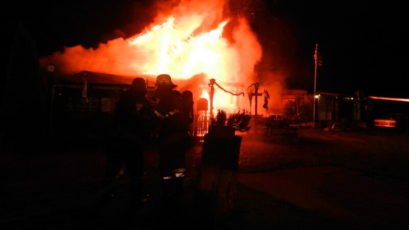 Die Gaststätte brannte trotz der Behmühungen der Feuerwehr komplett nieder. Zum Glück wurde aber niemand verletzt. (Fotos: Richard Richter)