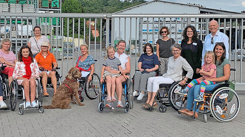 Mit dem Rollstuhl durch Mainburg: Marion Huber-Schallner (4. v. l.) führte die FU-Teilnehmerinnen um Stadträtin Maureen Sperling (4. v. r.) und MdL Petra Högl (2. v. l.) im Selbstversuch durch die Stadt.
