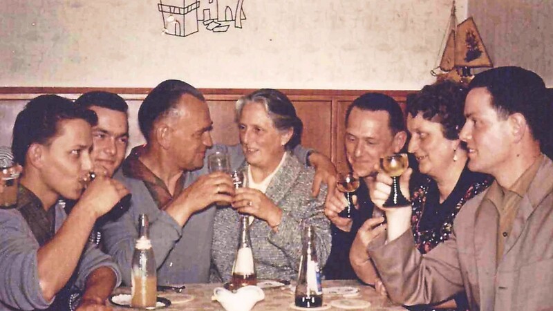 Ein Bild aus früheren Zeiten: Der junge Peter Begert (links) mit der Urlaubsbekanntschaft Dieter Koop (2. von links) sowie seinen Eltern, den Inhabern des Cafés (3. und 4. von links).