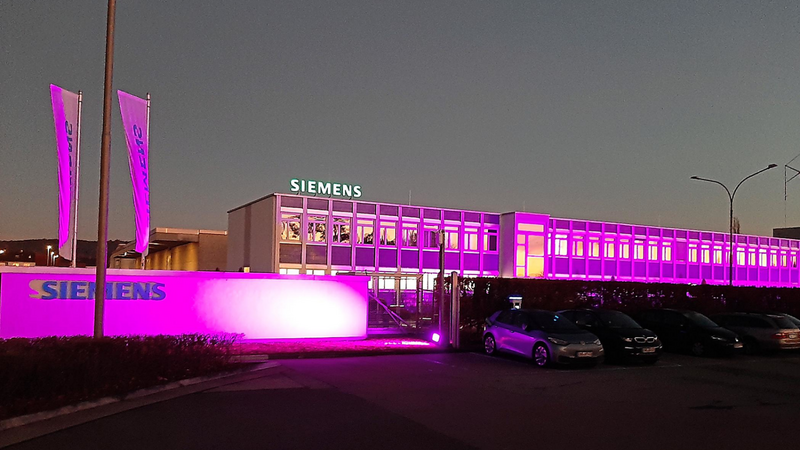 Das violett beleuchtete Siemenswerk in Cham.