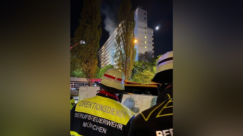 Einsatzkräfte der Feuerwehr beim Löschen eines Brandes in München.