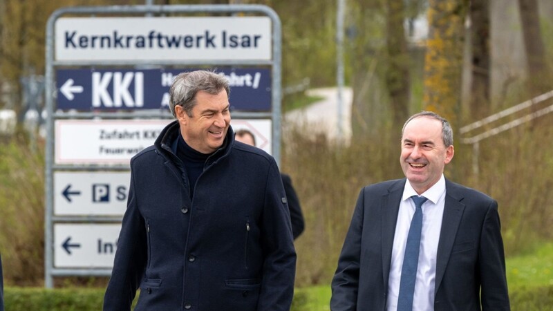 Markus Söder (l, CSU) und Hubert Aiwanger (Freie Wähler) kommen zu einer Pressekonferenz.