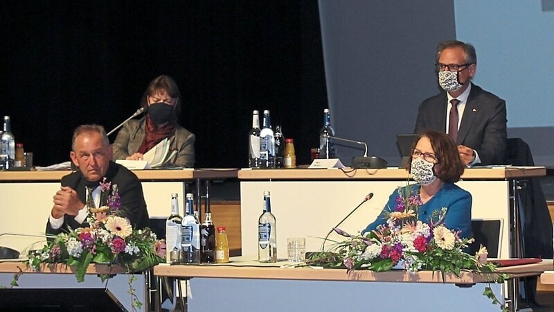 Das neue Führungsteam im Rathaus. Ludwig Artinger, Gertrud Maltz-Schwarzfischer und Astrid Freudenstein. Dahinter die Referenten.