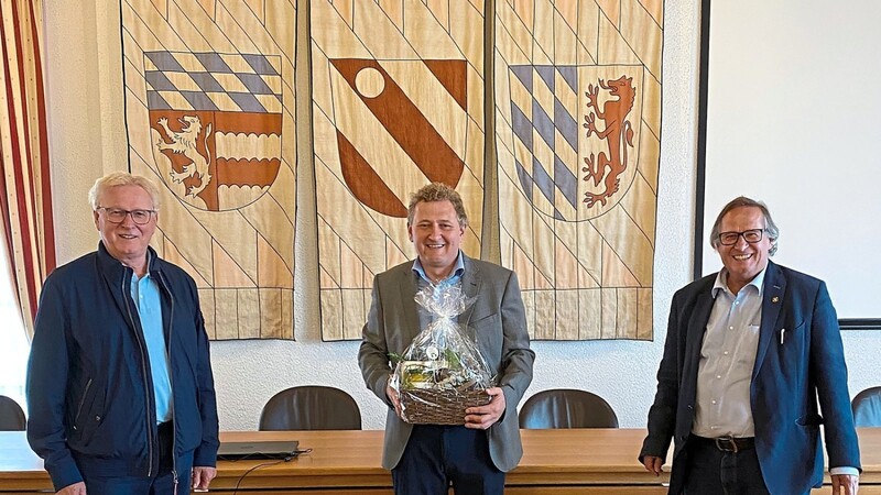 Bürgermeister a.D Max Schadenfroh (v.l.), Bürgermeister Josef Beham und Günter Schuster, Bürgermeister aus Loiching und Vorsitzender des Kreisverbands Dingolfing-Landau des Bayerischen Gemeindetags.