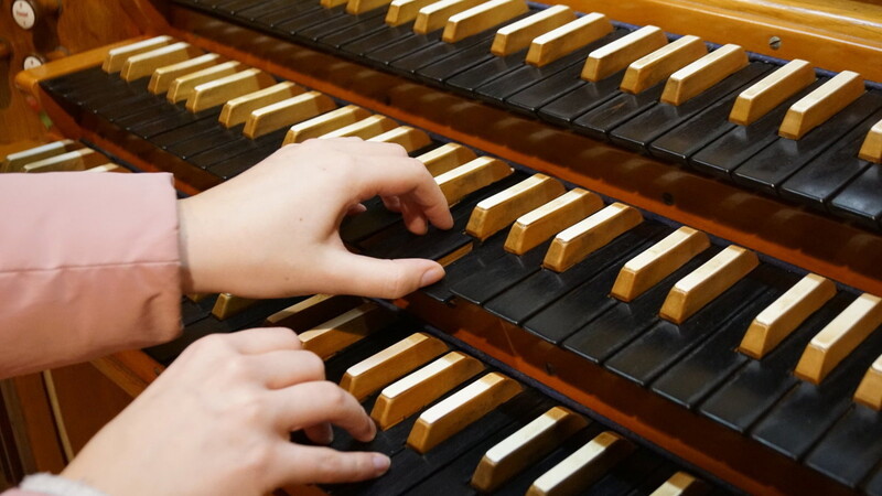 Der Spieltisch der Orgel in der Stadtpfarrkirche hat drei Manuale.