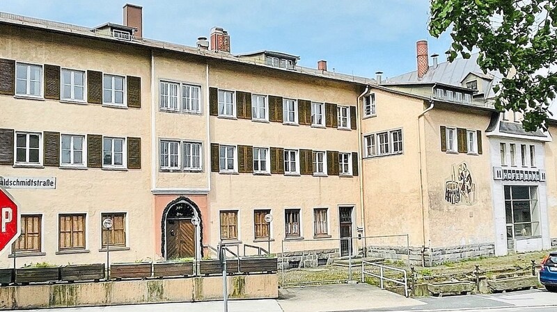 Das alte Hofer-Gebäude: Der linke Teil soll abgerissen, das angrenzende Kesselhaus erhalten werden.