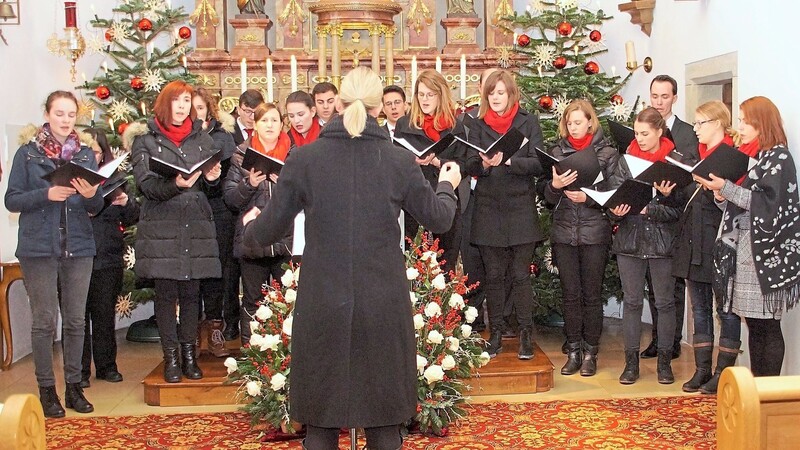 Weihnachtliche Feststimmung verbreitete am Dreikönigstag der Chor Passerida, unter Leitung von Susanne Appl, in der Pfarrkirche Sarching.