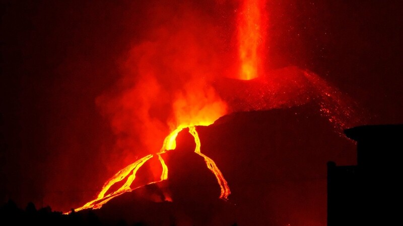 Lava fließt aus dem Vulkan Cumbre Vieja. Der Lavafluss aus dem Vulkan auf der Kanareninsel La Palma hat bis Samstag insgesamt 1.817 Gebäude zerstört.