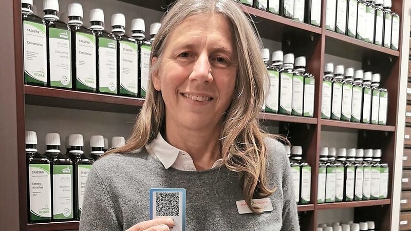 Apothekerin Trixi Resch, Inhaberin der Deggendorfer Marien-Apotheke, mit einer der neuen Immunkarten im Scheckkartenformat. "Eine praktische Alternative für alle, die in Sachen Impfnachweis unabhängig vom Handy sein wollen", erläutert sie.