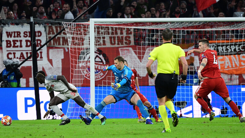 Patzt gegen den FC Liverpool: Bayern-Keeper Manuel Neuer (Mi.).