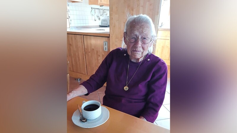Die Jubilarin Margarete Wimmer bei einer guten Tasse Kaffee.