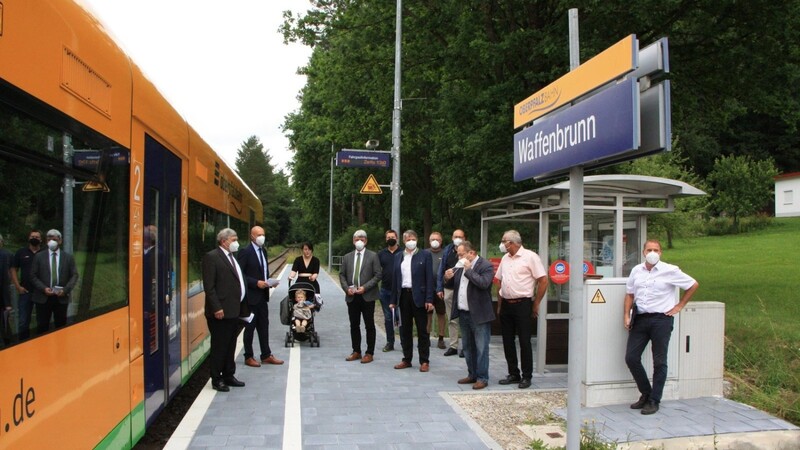Die Ehrengäste inspizieren am Donnerstag den neu gestalteten Bahnsteig in Waffenbrunn. Fünf Haltepunkte bis Waldmünchen sind upgedatet.