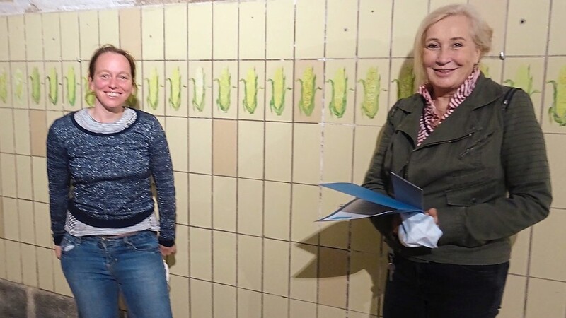Künstlerin Catrin Bolt (l.) mit donumenta-Chefin Regina Hellwig-Schmid im Ausstellungsraum Bahnhofsunterführung.