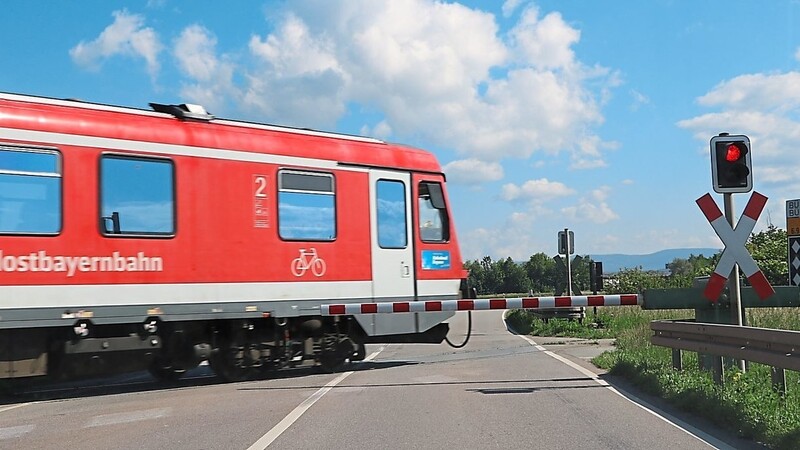 Ein Regionalzug passiert eine Straße. Die Deutsche Bahn hat die Schließung von Übergängen im Gemeindebereich Laberweinting vorgeschlagen, der Gemeinderat will das nicht.