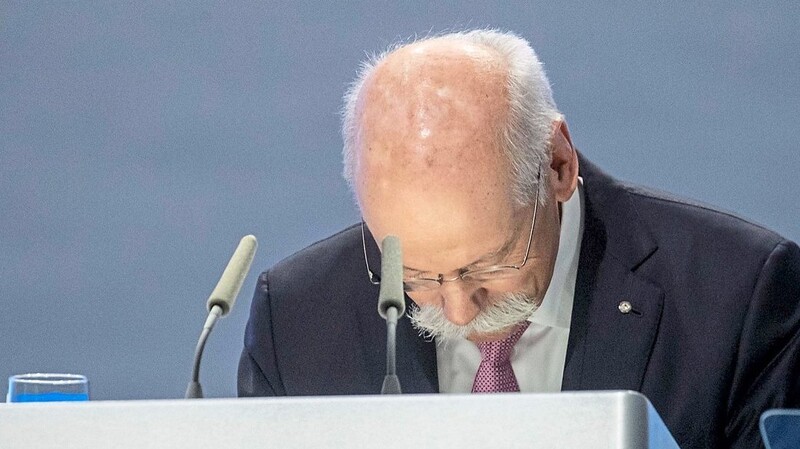 Dieter Zetsche, scheidender Vorstandschef, verneigt sich nach seiner Rede bei der Daimler Hauptversammlung vor den Aktionären.