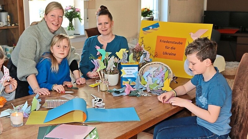 Mit ihren Friedenstauben wollen (v. l.) Sophia, Luisa und Moritz mit ihren Mamas (v. l.) Kathrin und Carmen die Hilfsorganisation "Space Eye" unterstützen und so der Ukraine helfen.