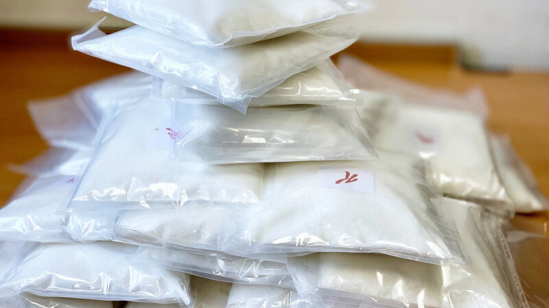 Das Foto des Hauptzollamtes Krefeld zeigt sichergestellte Drogenpäckchen. Im Fall des 47-Jährigen aus dem Landkreis Straubing-Bogen geht es um Kokain.