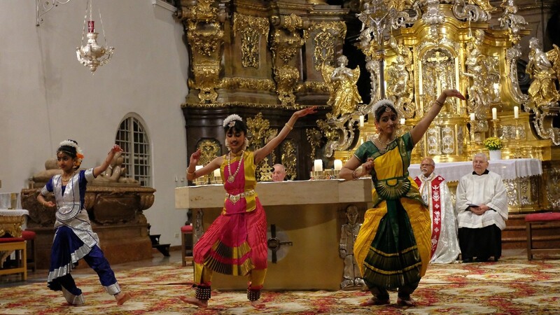 Ein Syro-malabarischer Gottesdienst wurde in der Karmelitenkirche mit indischen Tänzerinnen gefeiert.