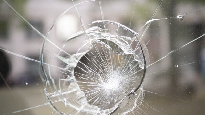 Ein Glaselement der Eingangstür wurde durch die Attacke der Frau beschädigt (Symbolbild).