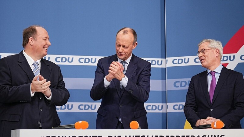 Friedrich Merz (Mitte) konnte sich gegen die Mitkandidaten für den Parteivorsitz Helge Braun (l.) und Norbert Röttgen durchsetzen. Als neuer Chef der CDU hat er eine klare Ansage gemacht.