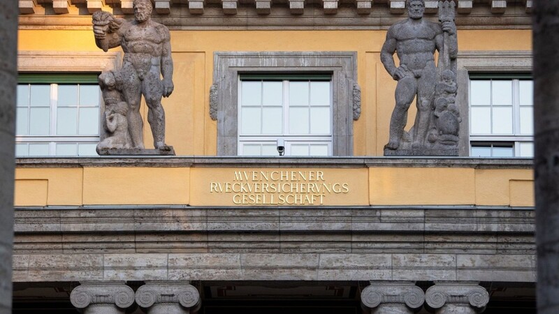 Der Schriftzug "Muenchener Rueckversicherungs Gesellschaft" ist am Firmensitz der Munich Re zu sehen.