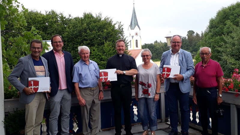 Vertreter der Gemeinde sowie der Interessensgemeinschaft übergeben mit Sylvia Mischko das Buch über Hüttenkofen.  Foto: Hans Daffner