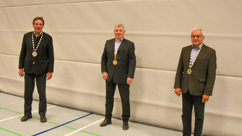 Bürgermeister Ludwig Greimel (Mitte) mit Zweitem Bürgermeister Josef Tafelmeier (links) und Drittem Bürgermeister Martin Schuster.