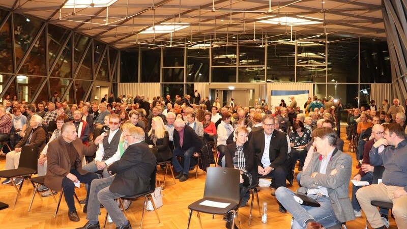 Sichtlich gut gelaunt sprach Bürgermeister Hans Schmalhofer am Donnerstagabend im neuen Bürgersaal vor fast 300 Plattlingern.