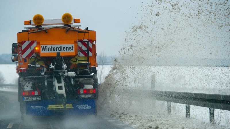 Schneebedeckte Fahrbahnen haben in Niederbayern am Samstagabend zu mehreren Verkehrsunfällen geführt.