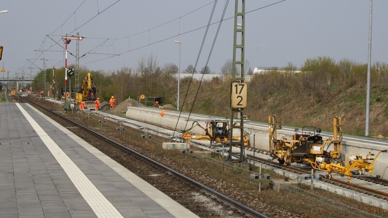 Die Sanierungsarbeiten an Gleis 3 laufen seit Montag und sollen bis Ende der Woche abgeschlossen sein.