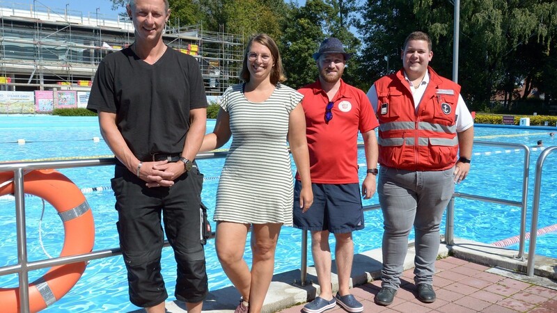 Kinder sollten schwimmen können, finden Marc Przybilla, Verena Kuch, Alexander Hofmann und Tobias Huber (von links).