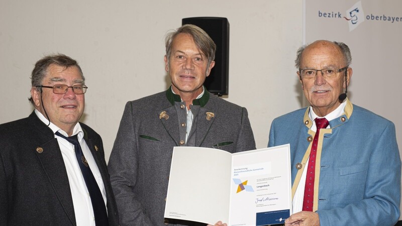 Ein Anerkennungspreis ging an die Gemeinde Langenbach: (v. l.) Imkereifachberater Arno Bruder, Dr. Rudolf Götz, zweiter Bürgermeister Langenbach sowie Bezirkstagspräsident Josef Mederer.