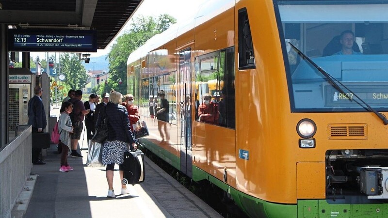 Im Rabattmodus: Auf dem Bahnsteig in Cham warten einige Reisende auf ihren Zug in Richtung Schwandorf. In den Waggons wäre aber noch reichlich Platz für mehr Passagiere.
