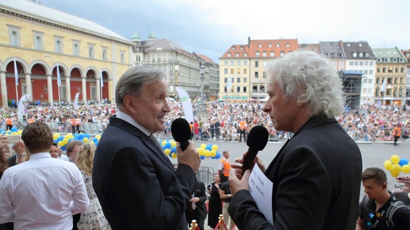 Thomas Gottschalk (rechts) mit Nikolaus Bachler bei "Oper für alle" auf den Stufen des Nationaltheaters.