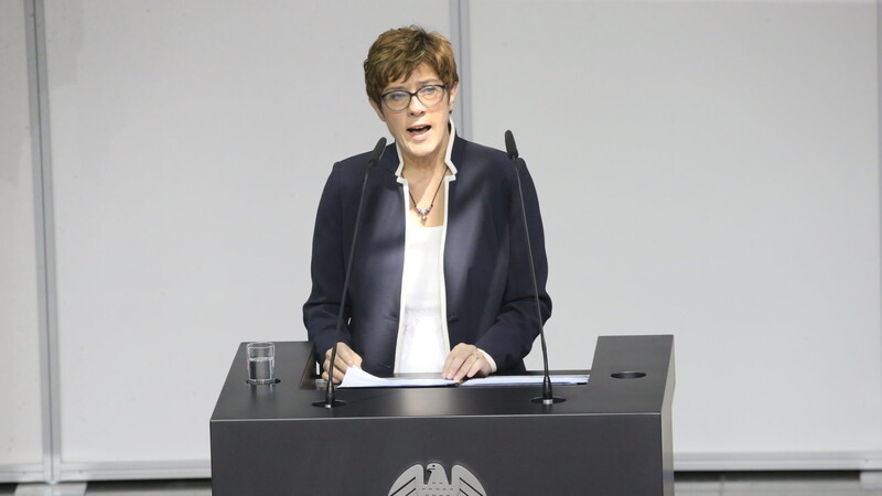 In einer ersten Regierungserklärung nach ihrer Vereidigung als Bundesverteidigungsministerin fordert Annegret-Kramp-Karrenbauer mehr Geld für die Bundeswehr.